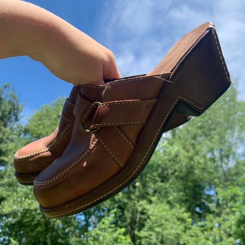 Brown vintage boho chunky heels
• Brand: White Mountain
• Size: 6 - Picture 4 of 6